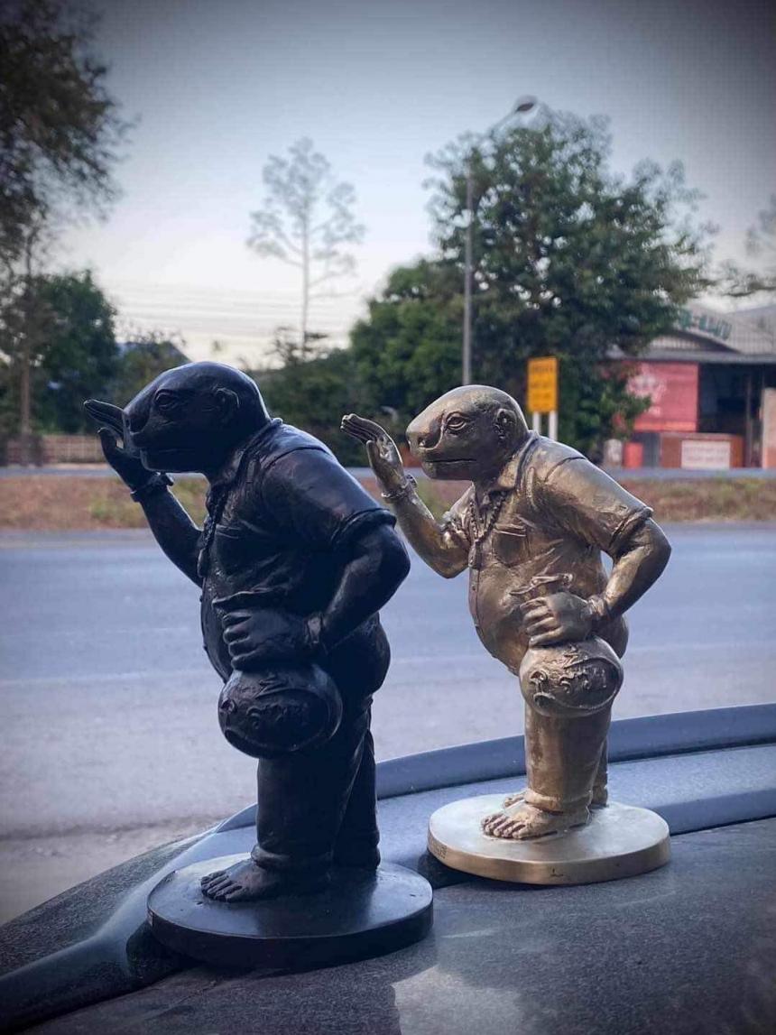 ครูหมอหนังตะลุง อ้ายลูกหมี รุ่น “อวยพร” สายครูหมอแรงหนังตะลุงแดนใต้ ณทำ อาศรมหลวงปู่สังข์ อวยพร อ.เมือง จ.นครศรีธรรมราช