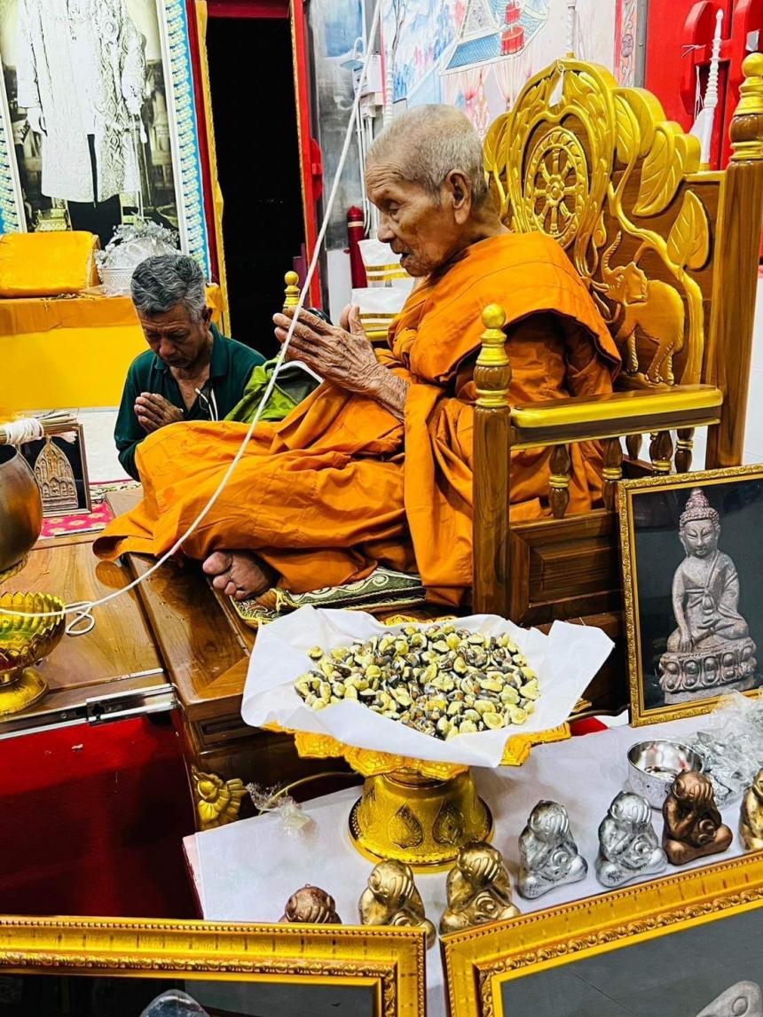 เหรียญที่ระลึกในการวางศิลาฤกษ์ หลวงปู่อิ่ม วัดทุ่งนาใหม่