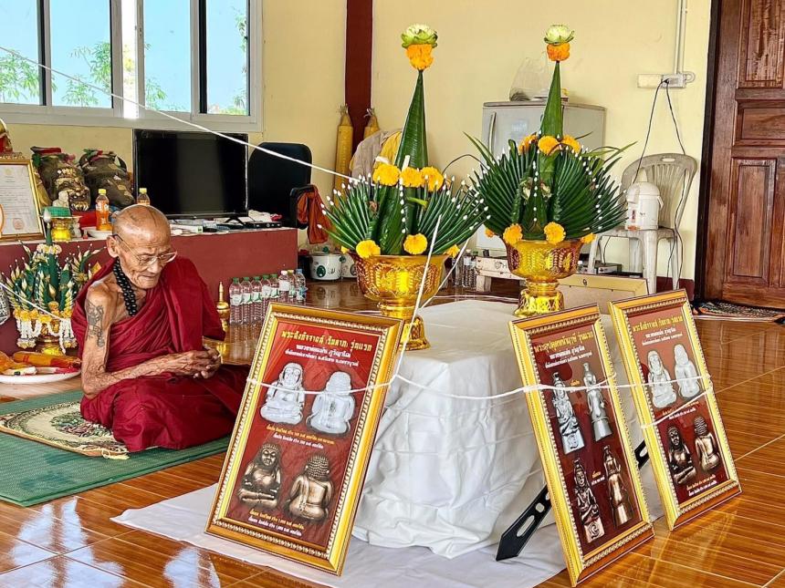 หลวงพ่อแม้น ภูริญาโณ ที่พักสงฆ์เขาจันทร์ อ.ศรีเทพ จ.เพชรบูรณ์ เปิดจองครับ