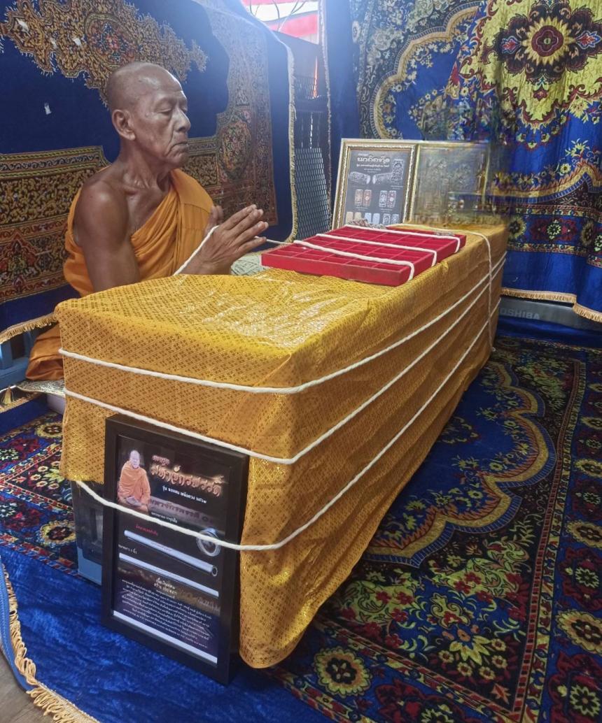 ตะกรุดมหาจักรพรรดิ์ ตะกรุดดอกนี้คู่ควรแก่เจ้าพระยาผู้มีบุญวาสนา ขุนนาง ท้าวพระยา พ่อค้า เศรษฐี คหบดี ผู้บริหาร หัวหน้า เปิดจองครับ