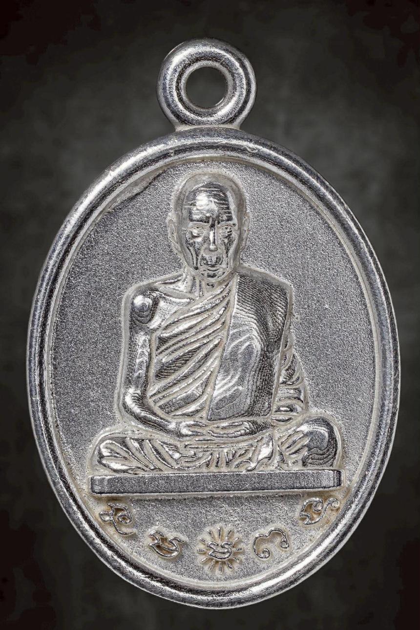 เหรียญหล่อรูปเหมือนที่ระลึกอายุ ๗๕ ปี หลวงปู่จันทร์ โฆสกิตติโก สำนักสงฆ์นิพัทธ์ธรรมาภรณ์ บ้านห่องวารี ต.ตาโกน อ.เมืองจันทร์ จ.ศรีสะเกษ เปิดจองครับ