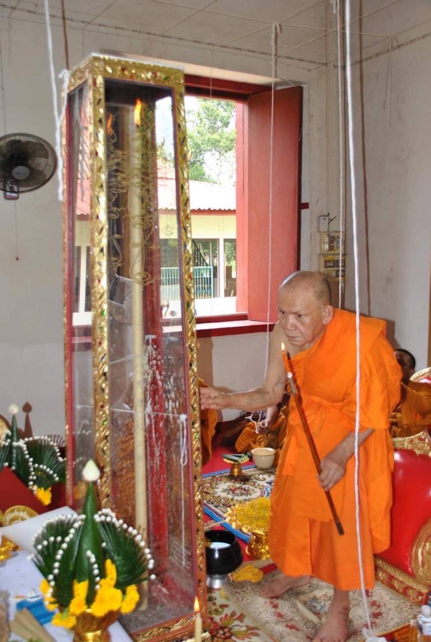 พระครูอุดมธรรมกิจ” หรือ “หลวงปู่ขุน อนุตตโร”  เจ้าอาวาส วัดใหม่ทองสว่าง อ.วารินชำราบ จ.อุบลราชธานี เปิดจองครับ