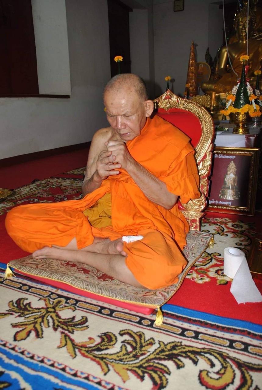 พระครูอุดมธรรมกิจ” หรือ “หลวงปู่ขุน อนุตตโร”  เจ้าอาวาส วัดใหม่ทองสว่าง อ.วารินชำราบ จ.อุบลราชธานี เปิดจองครับ