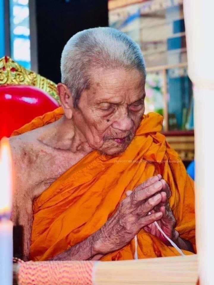 วันนี้มีโอกาสได้นำรูปเหรียญลูกพ่อต้องรวยเเบบ ละเอียดทุกมุม มาให้ชมซึ่งมีความงดงามและมีความวิจิตรทางด้านพุทธศิลป์อันเป็น อัตลักษณ์ของหลวงปู่อิ่ม เปิดจองครับ